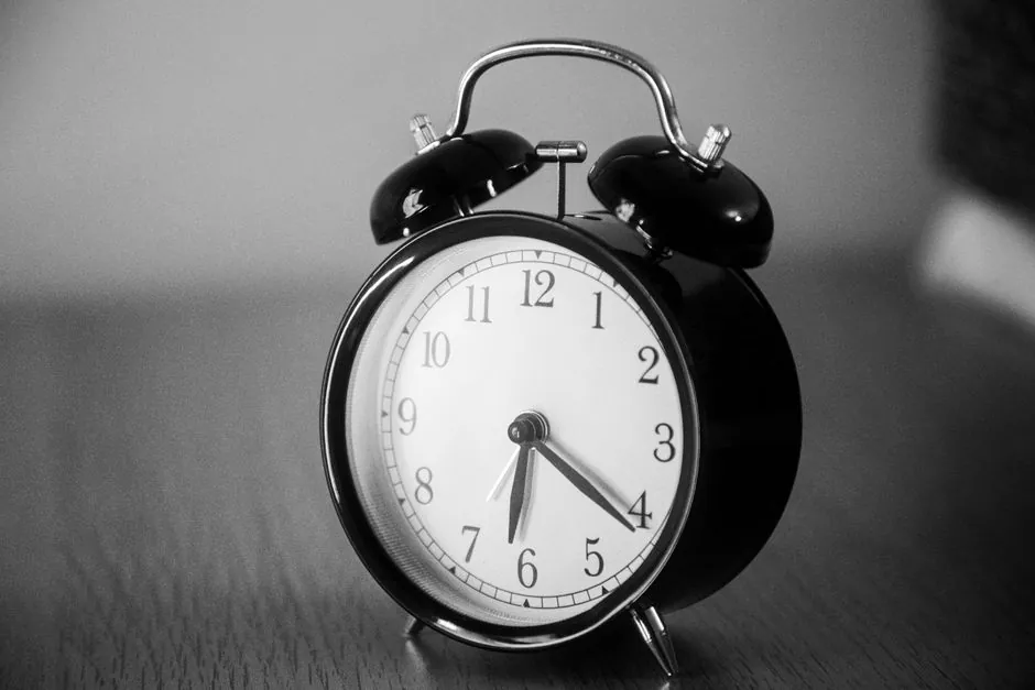 Ce înseamnă AM și PM? Utilizare corectă [2026]