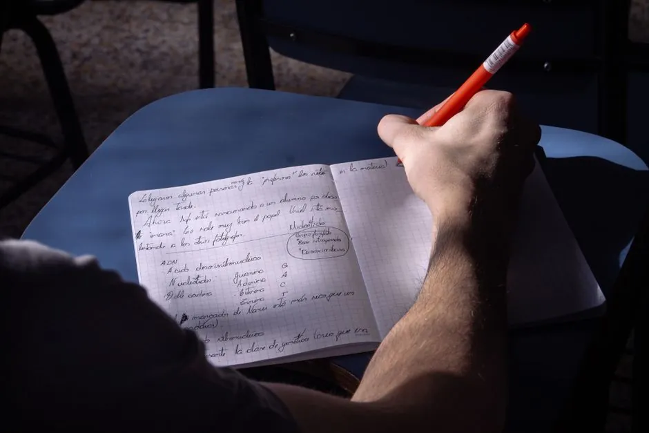 Cum să-ți Îmbunătățești Scrisul în Engleză: Ghidul Complet cu Strategii Eficiente